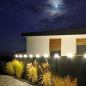 Preview: Pfostenleuchte LED für Zaunpfosten 60 x 40 mit Überstand Pfosten leuchtend am Haus