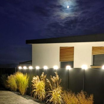 Torleuchte LED für Zaunpfosten 120 x 120 mehrere Pfosten leuchtend an Haus